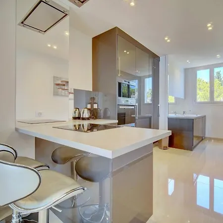 Brand New Three Bedroom With Sea Views Διαμέρισμα *