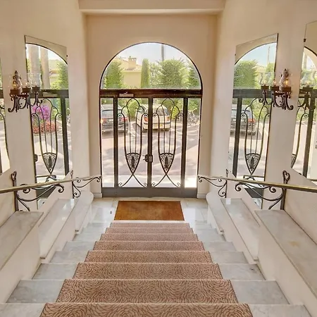 Διαμέρισμα Brand New Three Bedroom With Sea Views *